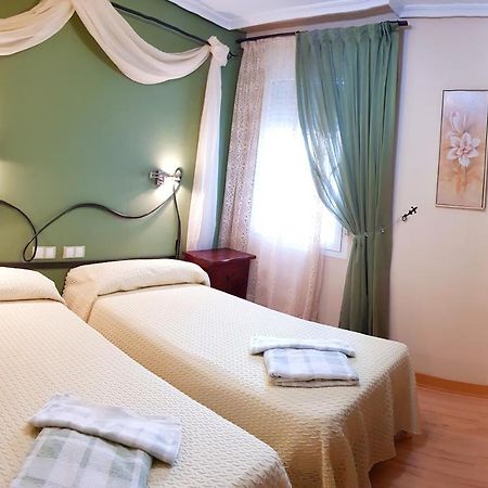 Hostal De La Torre Hostal Economico Valladolid Buitenkant foto