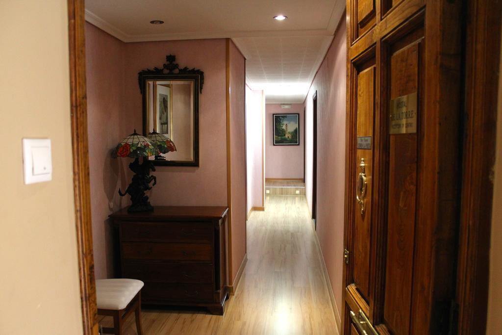 Hostal De La Torre Hostal Economico Valladolid Buitenkant foto