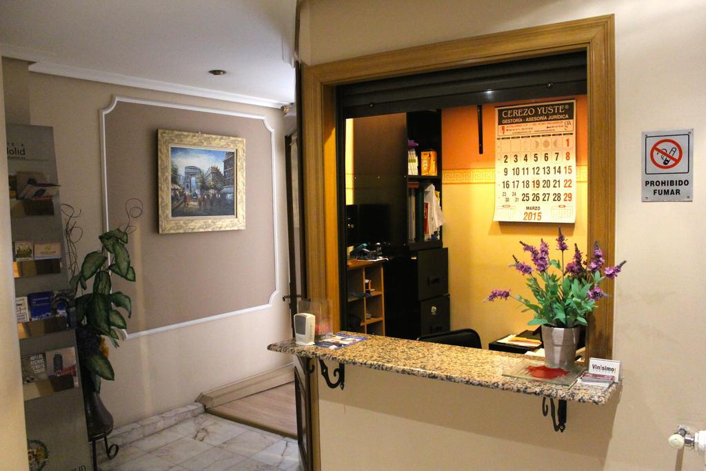 Hostal De La Torre Hostal Economico Valladolid Buitenkant foto