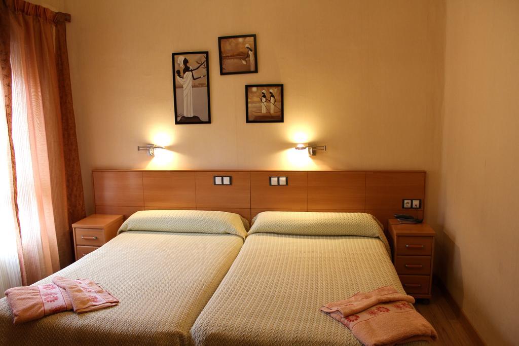 Hostal De La Torre Hostal Economico Valladolid Kamer foto