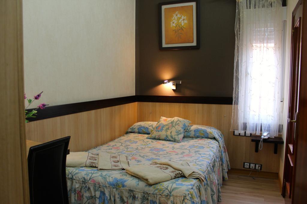 Hostal De La Torre Hostal Economico Valladolid Kamer foto
