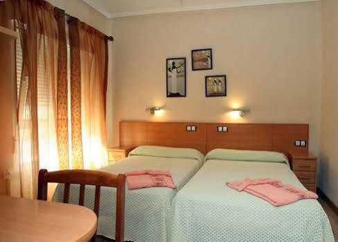 Hostal De La Torre Hostal Economico Valladolid Buitenkant foto