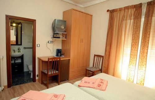 Hostal De La Torre Hostal Economico Valladolid Buitenkant foto