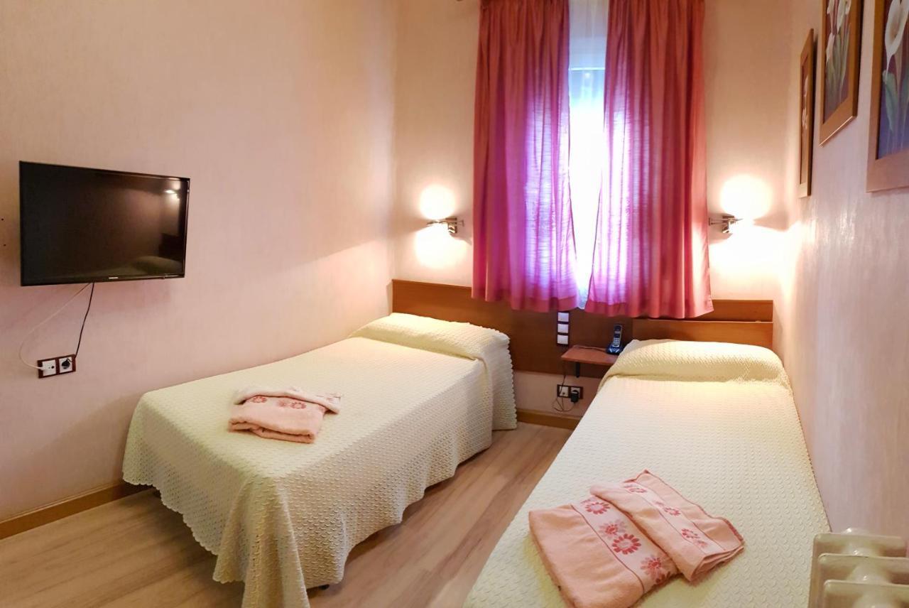 Hostal De La Torre Hostal Economico Valladolid Buitenkant foto