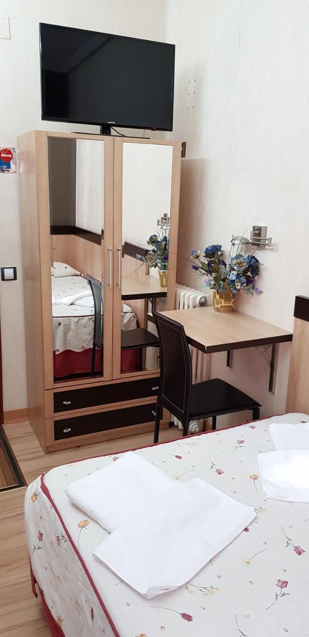 Hostal De La Torre Hostal Economico Valladolid Buitenkant foto