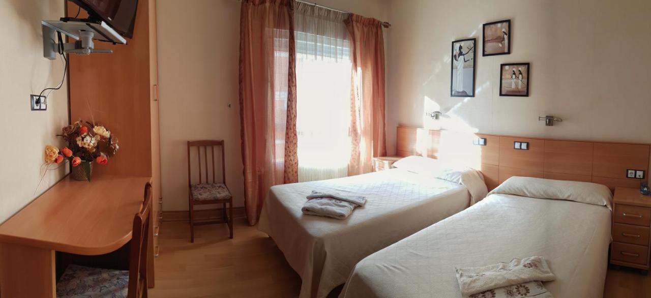Hostal De La Torre Hostal Economico Valladolid Buitenkant foto