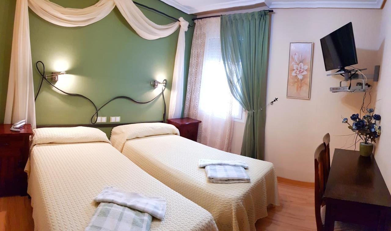 Hostal De La Torre Hostal Economico Valladolid Buitenkant foto