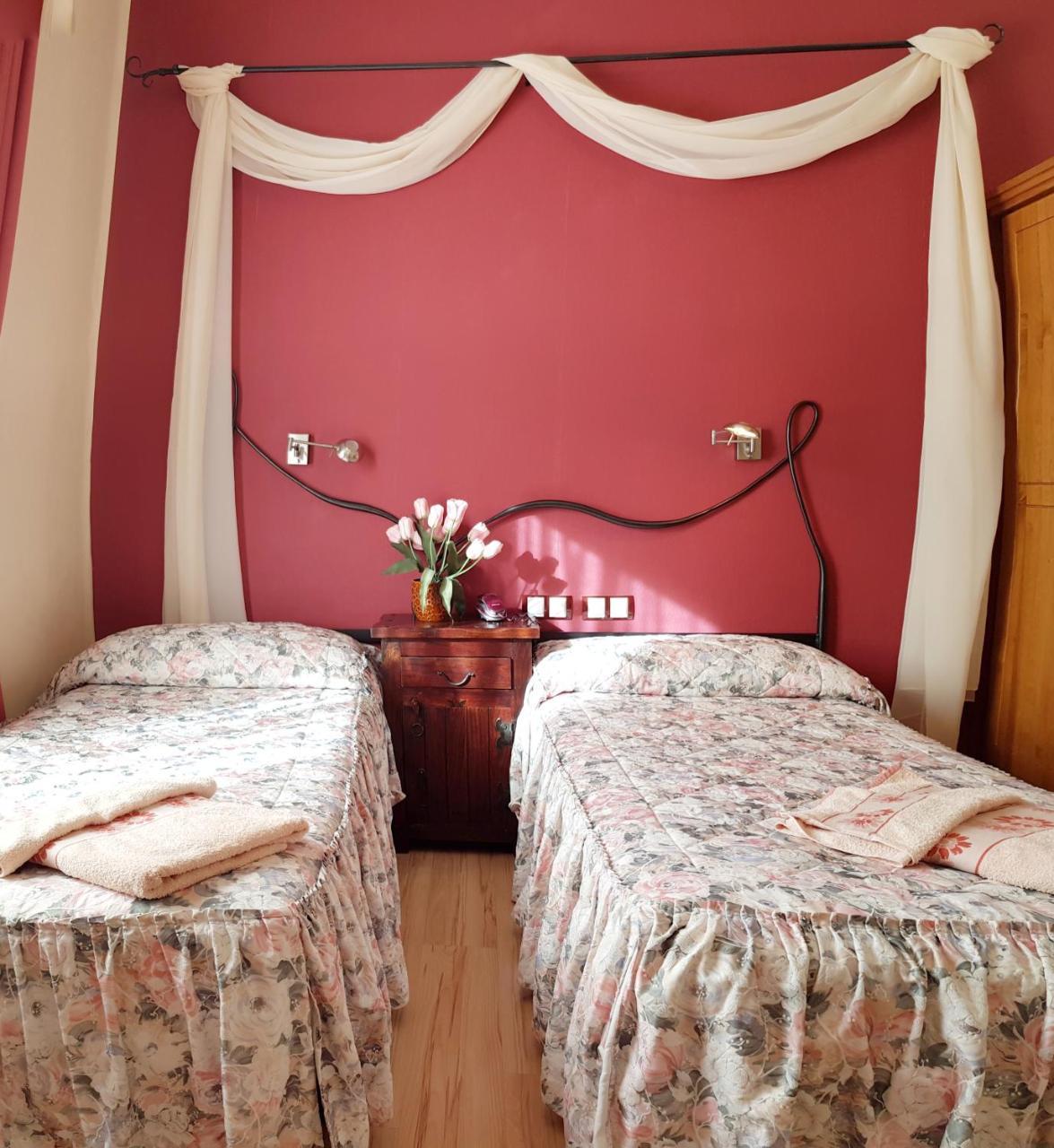 Hostal De La Torre Hostal Economico Valladolid Buitenkant foto