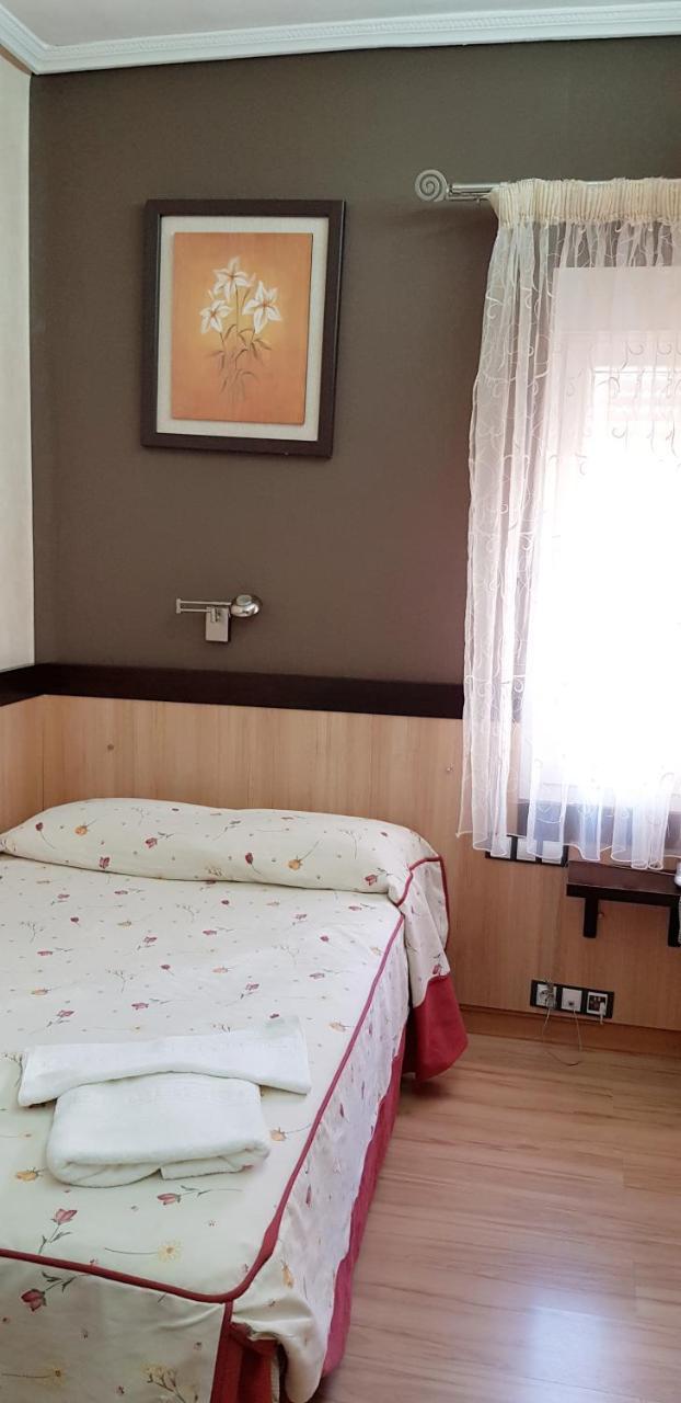 Hostal De La Torre Hostal Economico Valladolid Buitenkant foto